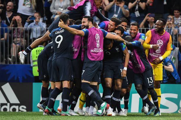 阿斯报：C罗下一站或将是新月，利雅得胜利可能签迪亚斯替代他.